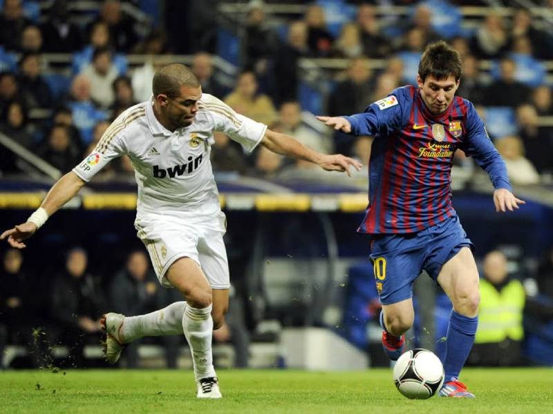 Chiến Thuật Phòng Ngự Bóng Đá - Cách Bảo Vệ Khung Gỗ 3 Phòng ngự đeo bám